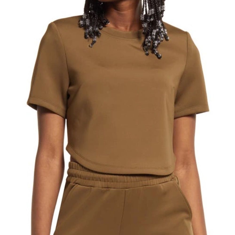 NWT Good American Strong Shoulder Scuba Crepe Crop T-Shirt in Fog, Size 4 (XL)